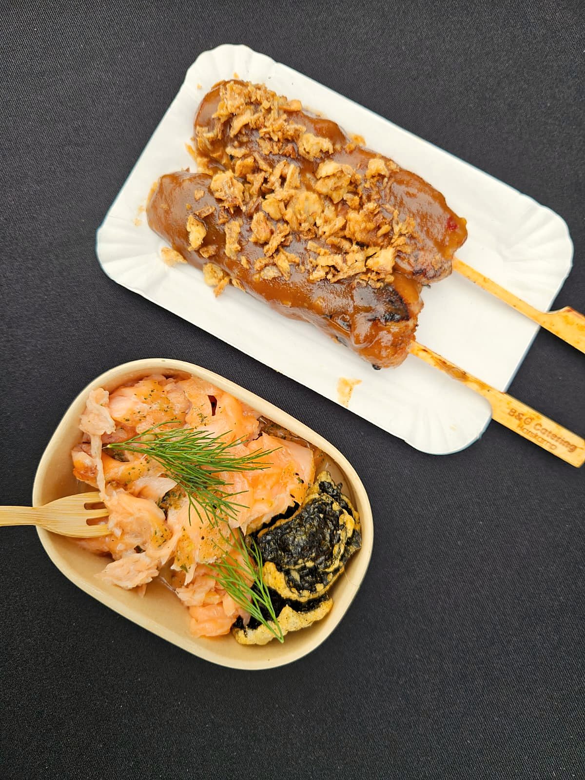 Saté met pindasaus en een bakje zalm met dille, van B&G Catering